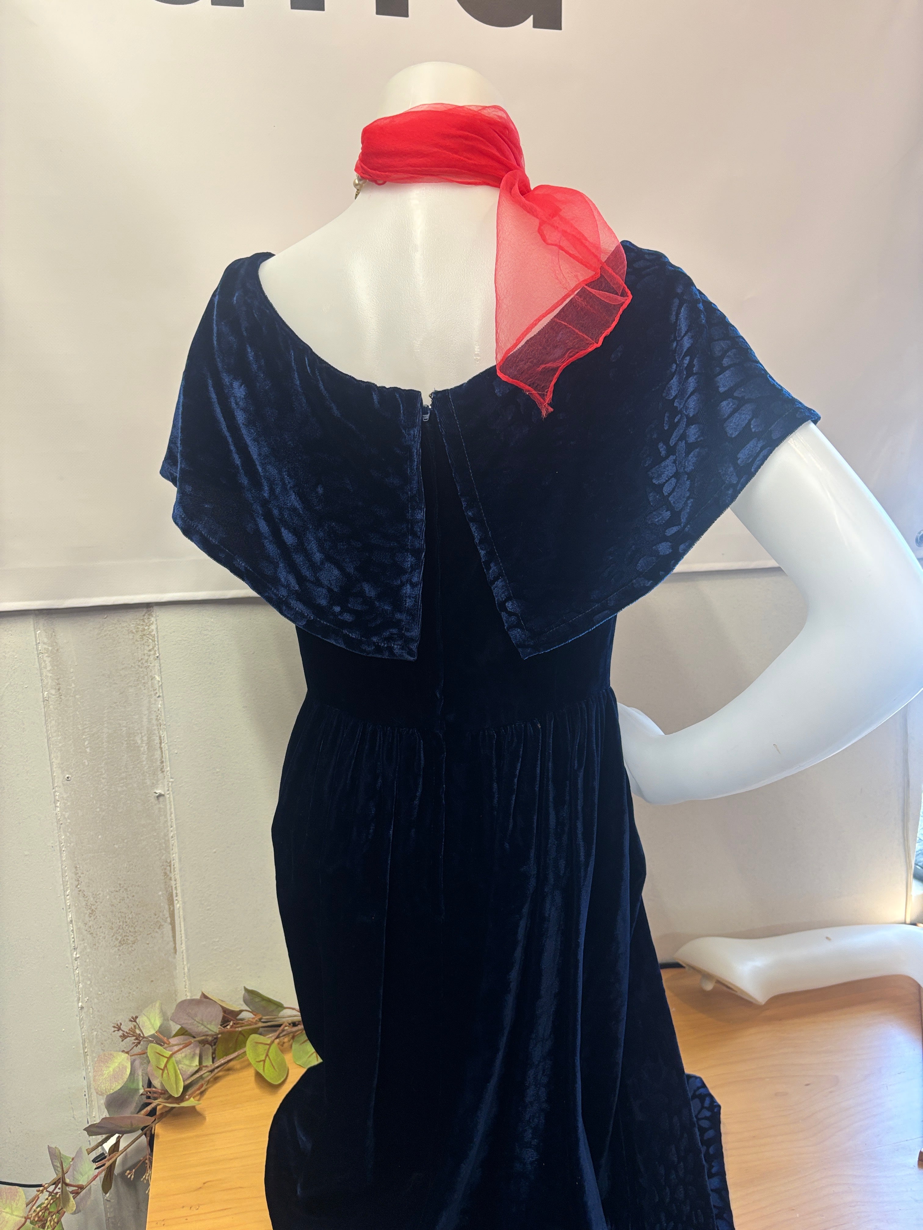Linda Lundstrom velvet vintage navy dress size small