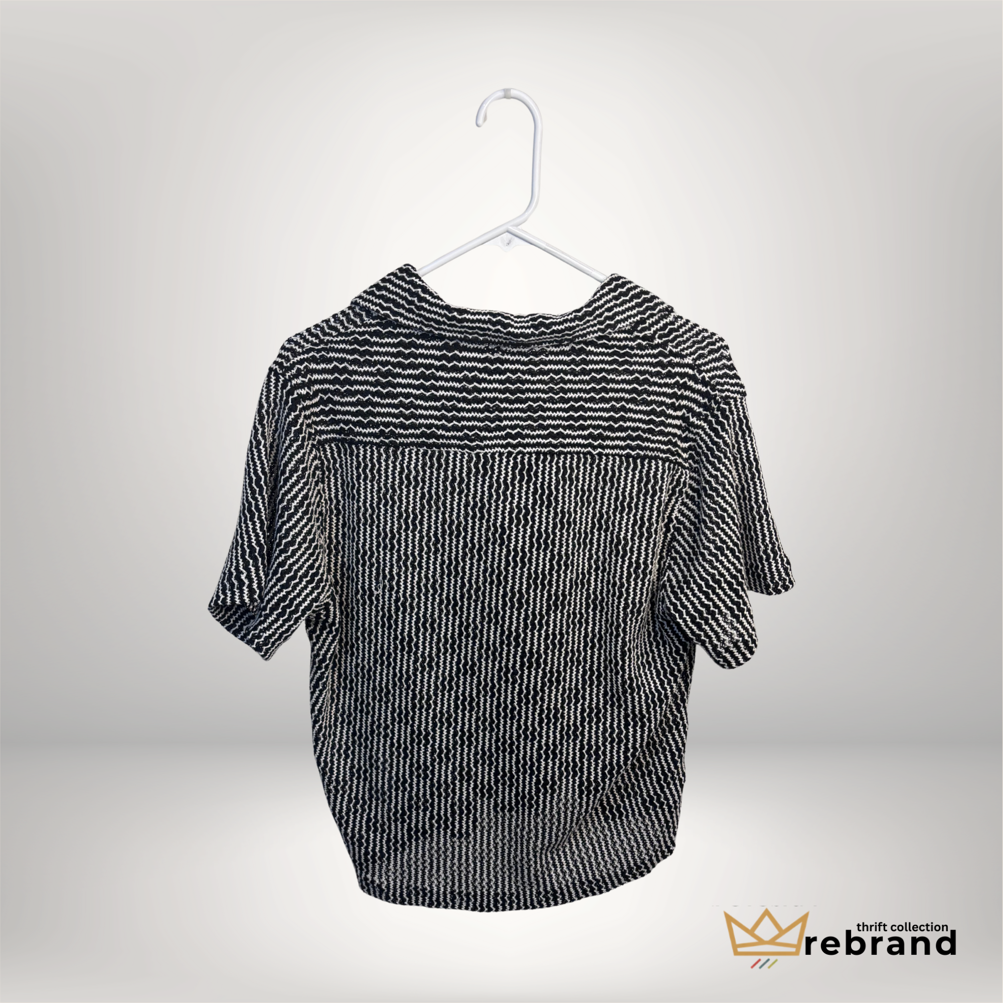 Urban Man Textured Knit Polo Shirt – Black & White Minimalist Short Sleeve (Size Small)
